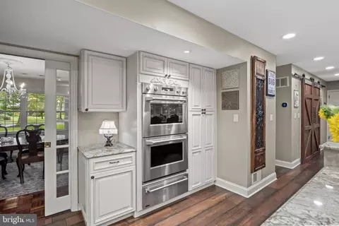 Entry Way - 21 Robin Rd, Moorestown, NJ 08057 photo 10 of 12