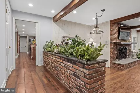 Entry Way - 21 Robin Rd, Moorestown, NJ 08057 photo 5 of 12