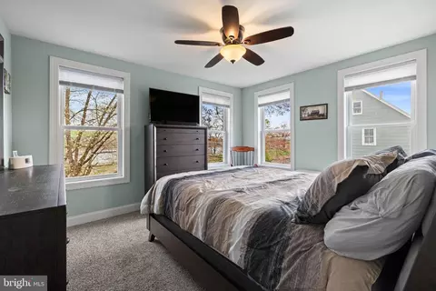 Bedroom - 40 E Front St, Florence, NJ 08518 photo 3 of 5