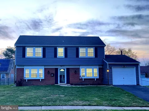 18 Grayson Cir, Willingboro, NJ 08046