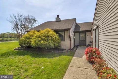 8 E Azalea La, Mount Laurel, NJ 08054