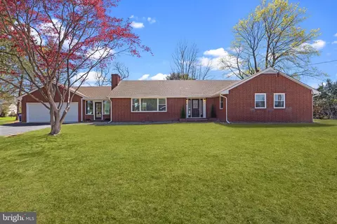 4 Vancza Dr, Columbus, NJ 08022