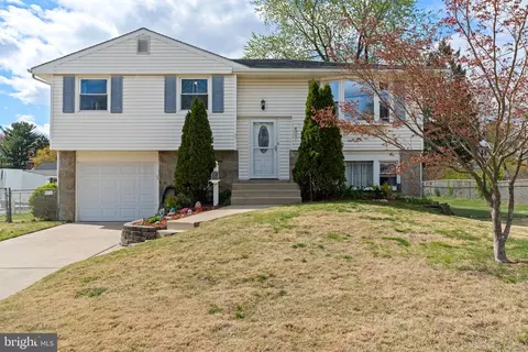407 Ivystone Ln, Cinnaminson, NJ 08077