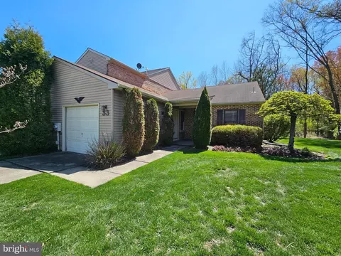 33 E Oleander Dr, Mount Laurel, NJ 08054