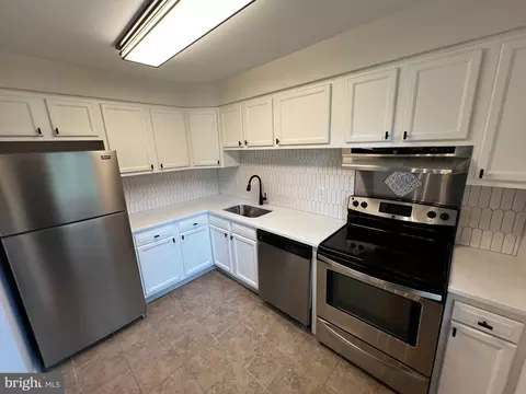 713 Garnet Dr, Burlington, NJ 08016
