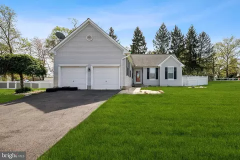 2 Underwood Ct, Burlington, NJ 08016
