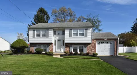 17 Cynwyd Dr, Burlington, NJ 08016