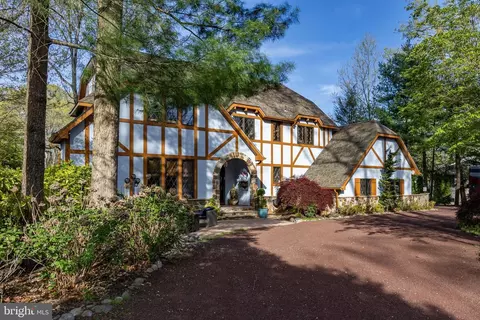 4 Meadowbrook Dr, Shamong, NJ 08088