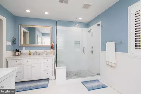 Bath - 5 Castle Rd, Shamong, NJ 08088 photo 3 of 5