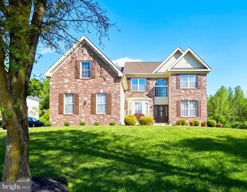 28 Autumnwood La, Mount Laurel, NJ 08054