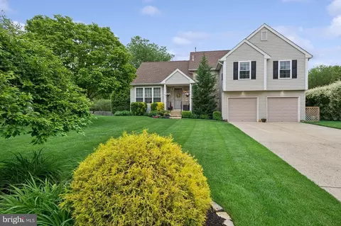 13 Warrington Ct, Mount Laurel, NJ 08054