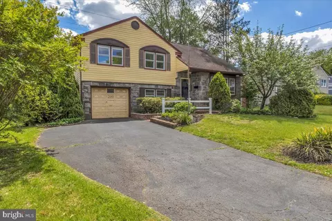 200 Boxwood Ln, Cinnaminson, NJ 08077