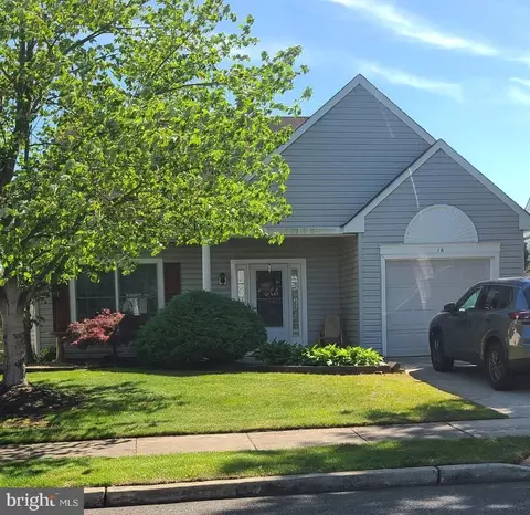 16 Lantern Ln, Columbus, NJ 08022