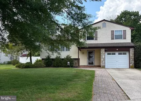 2 Tomahawk Dr, Marlton, NJ 08053