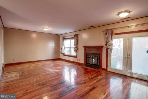 Living - 7 E Oleander Dr, Mount Laurel, NJ 08054 photo 1 of 3