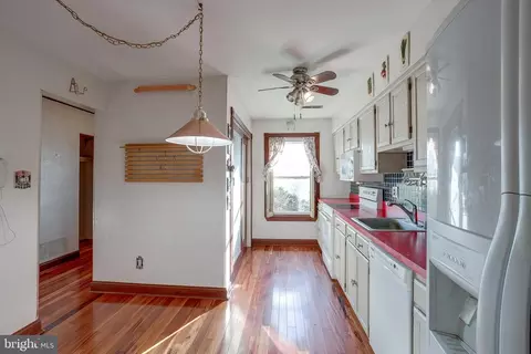 Kitchen - 7 E Oleander Dr, Mount Laurel, NJ 08054 photo 2 of 2