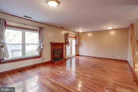 Living - 7 E Oleander Dr, Mount Laurel, NJ 08054 photo 2 of 3
