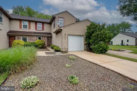 7 E Oleander Dr, Mount Laurel, NJ 08054