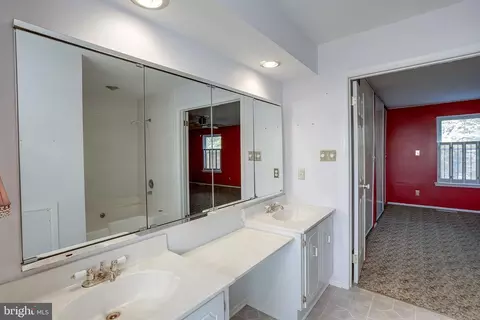 Bath - 7 E Oleander Dr, Mount Laurel, NJ 08054 photo 2 of 4