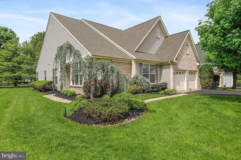 14 Poinsettia Ln, Marlton, NJ 08053