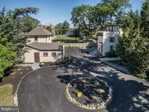 206 Carriage House Ln, Riverton, NJ 08077