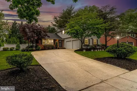 520 Perry Dr, Mount Laurel, NJ 08054