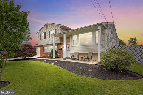 24 Holyoke Dr, Delran, NJ 08075