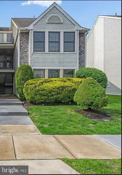 8 Chelmsford Ct, Marlton, NJ 08053