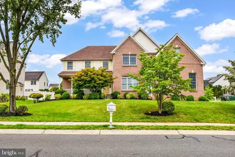 12 Fieldcrest Dr, Columbus, NJ 08022