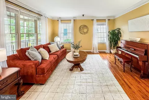 Living - 12 Fieldcrest Dr, Columbus, NJ 08022 photo 1 of 2
