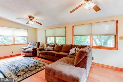 Living - 449 West Ave, Delanco, NJ 08075 photo 4 of 5