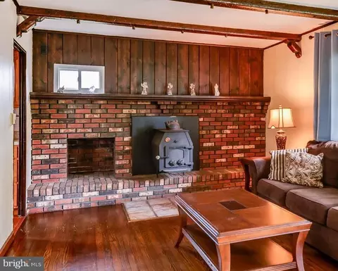 Living - 449 West Ave, Delanco, NJ 08075 photo 2 of 5
