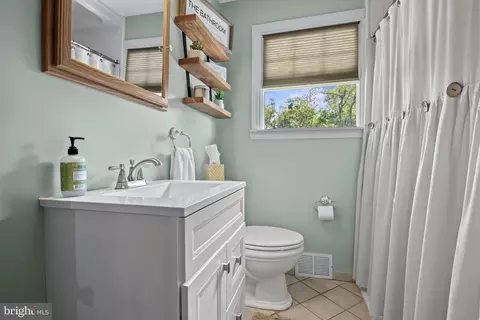 Bath - 306 Fenimore Ln, Delanco, NJ 08075 photo 1 of 2