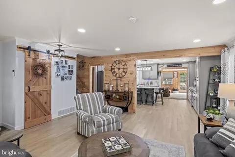 Entry Way - 306 Fenimore Ln, Delanco, NJ 08075 photo 2 of 3