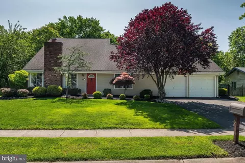 6 Heather Dr, Marlton, NJ 08053