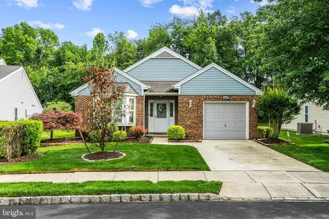 927 S Larkspur Pl, Mount Laurel, NJ 08054