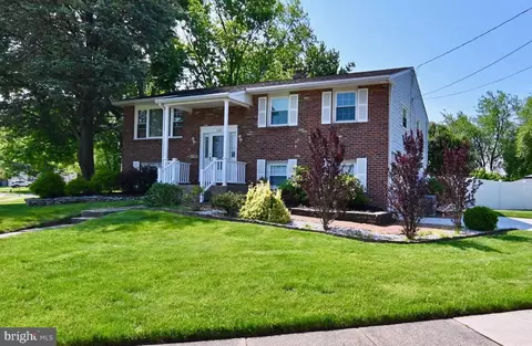125 Glenbrook Dr, Mount Laurel, NJ 08054