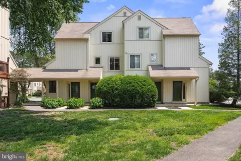 321 Woodlake Dr, Marlton, NJ 08053