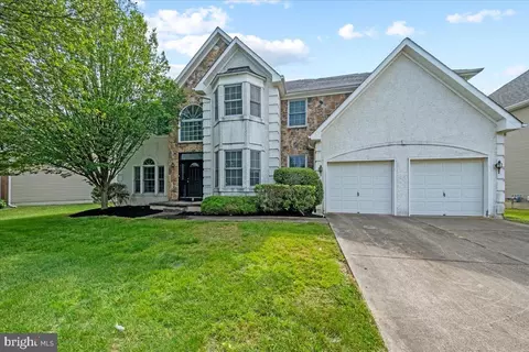 8 Sawgrass Dr, Mount Holly, NJ 08060