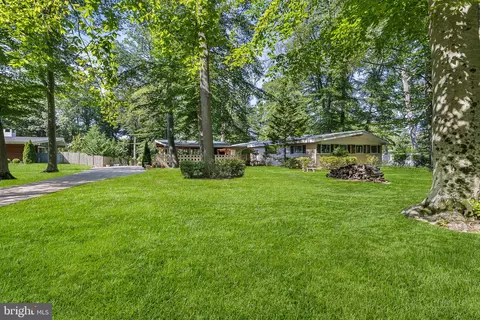 25 Oriole Way, Moorestown, NJ 08057