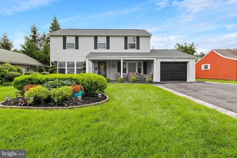 20 Pebble Ln, Willingboro, NJ 08046