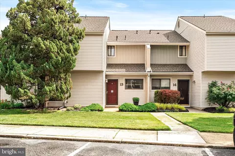 13 Tulip Ct, Mount Laurel, NJ 08054