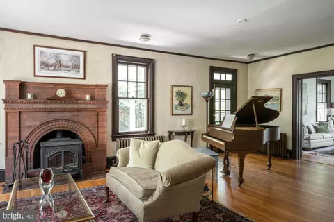 Living - 800 Main St, Riverton, NJ 08077 photo 1 of 1