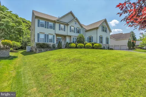 25 Rolling Glen Ct, Mount Laurel, NJ 08054