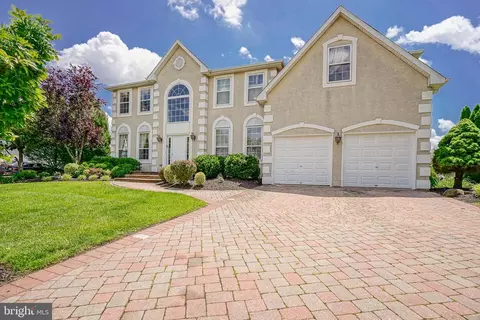 8 Cove Ct, Hainesport, NJ 08036