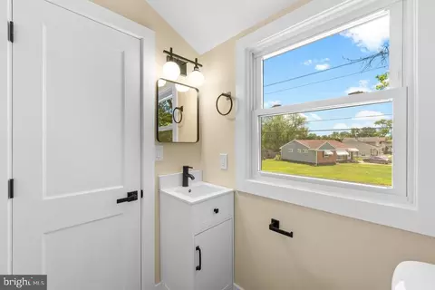 Entry Way - 201 E Franklin Ave, Beverly, NJ 08010 photo 11 of 11