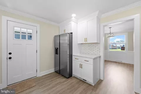 Entry Way - 201 E Franklin Ave, Beverly, NJ 08010 photo 4 of 11