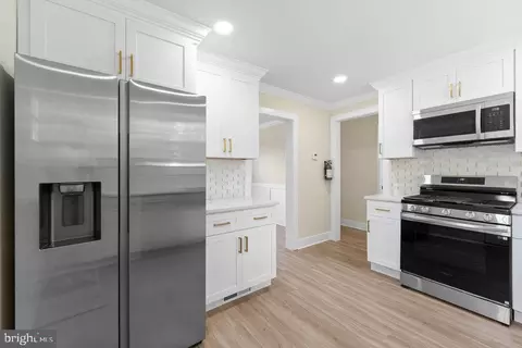 Entry Way - 201 E Franklin Ave, Beverly, NJ 08010 photo 5 of 11