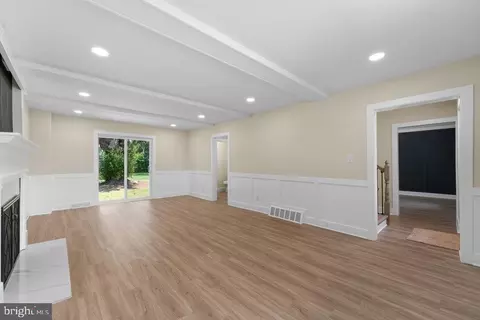 Living - 201 E Franklin Ave, Beverly, NJ 08010 photo 3 of 5