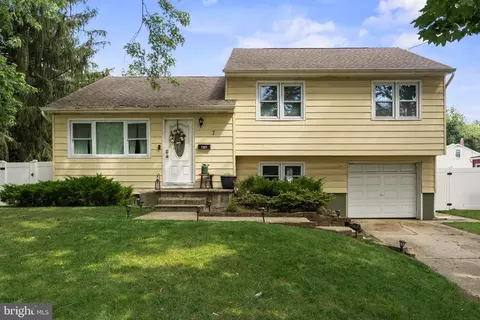 7 Tinker Dr, Mount Holly, NJ 08060